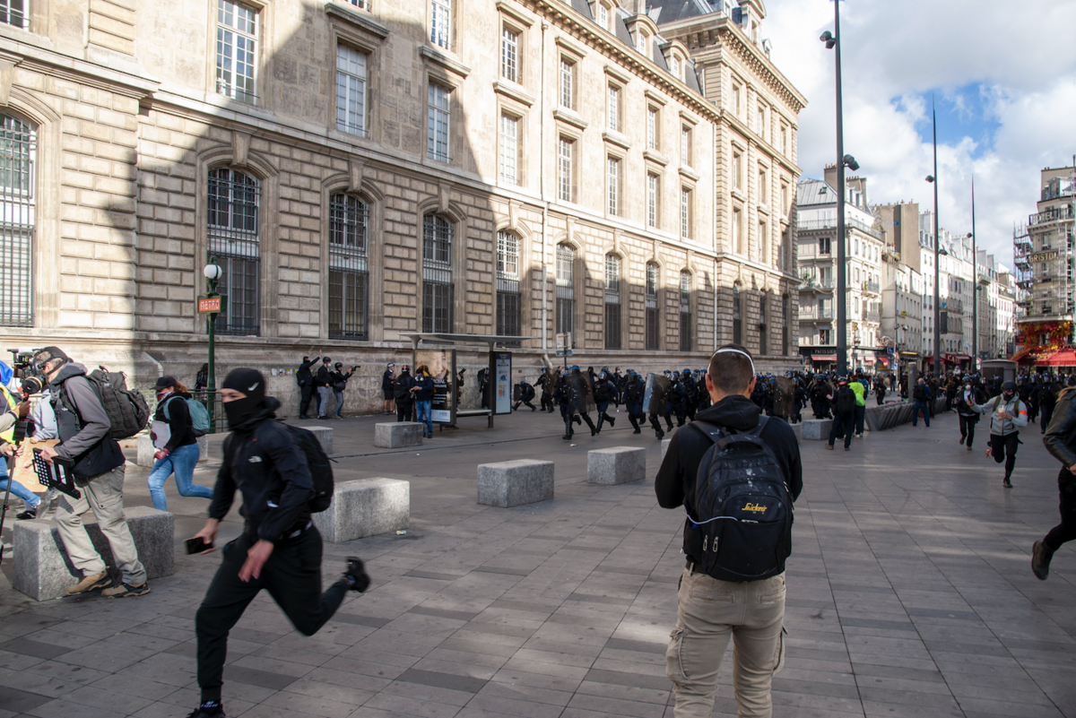 Charge vers la place de la République rue du Faubourg du Temple - © Reflets