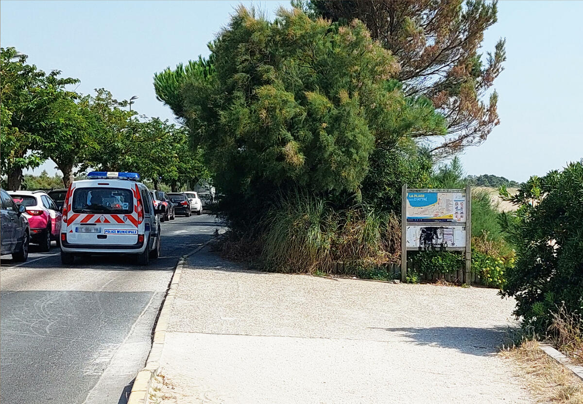 La patrouille passe, le manque d'affichage et les dégradations restent. - © Reflets