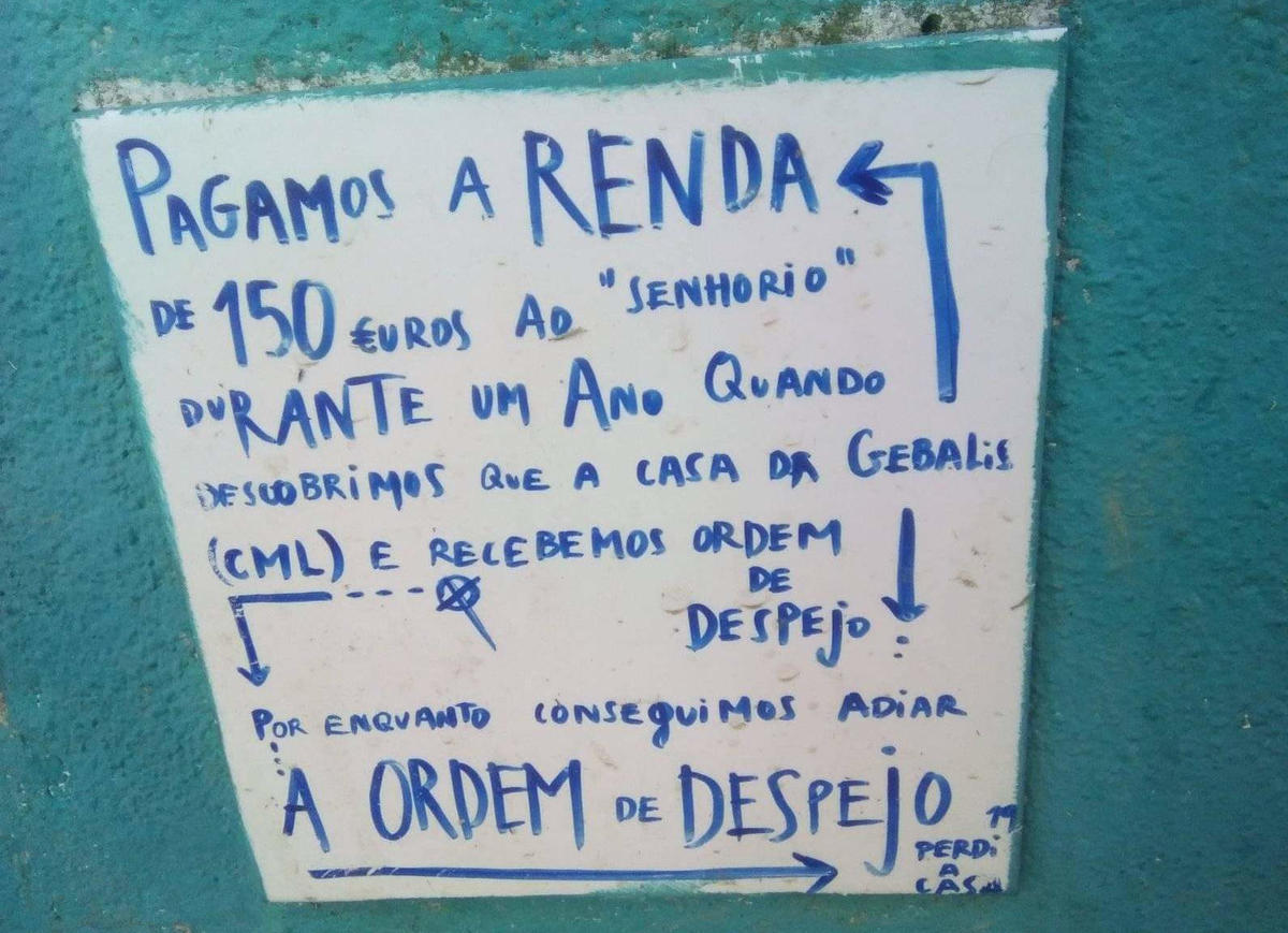 À Lisbonne, les traditionnels Azuleros sont parfois détournés pour faire passer un message : stoppez les expulsions. - Reflets