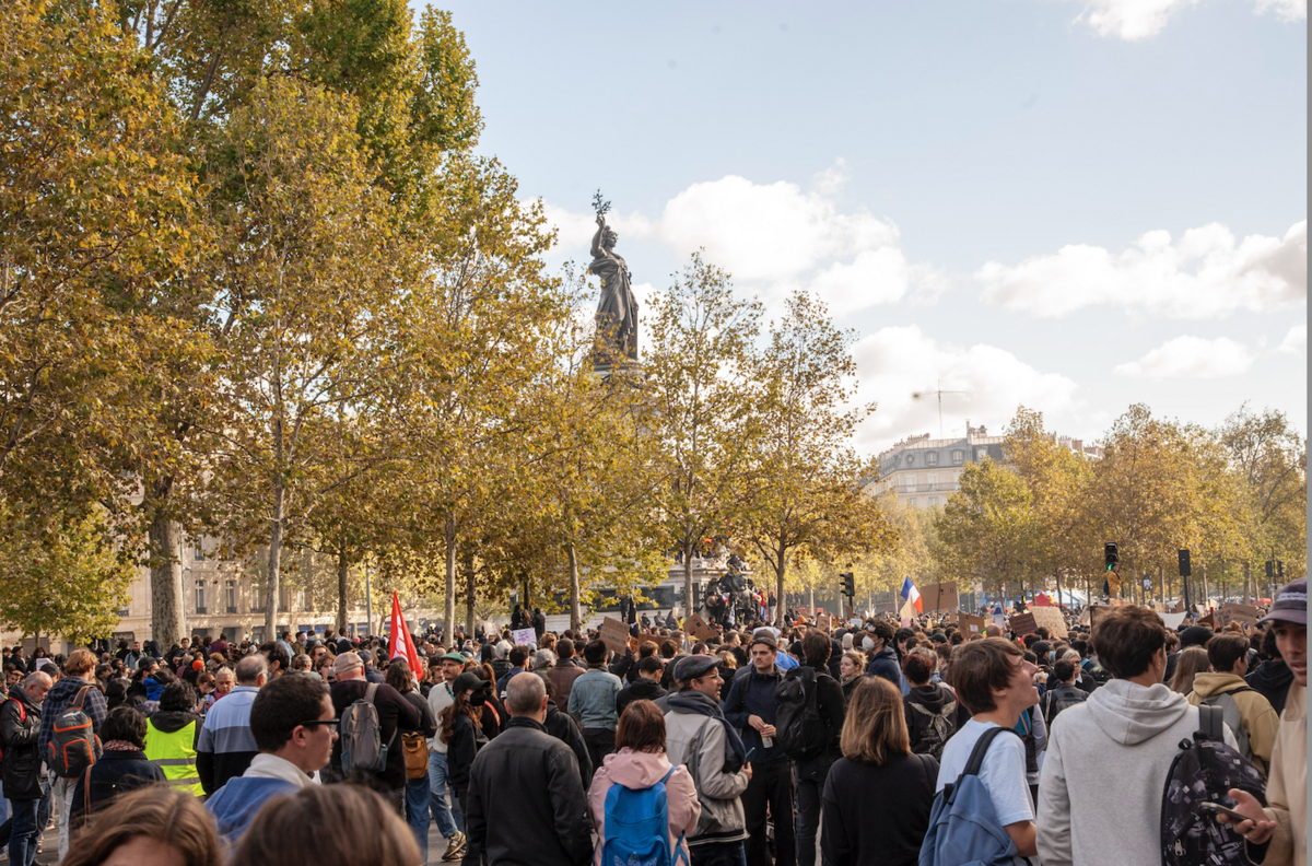 Les manifestants sont calmes et attendent le moment du départ. Celui-ci ne viendra jamais. Il sera remplacé par une pluie de lacrymogènes. - © Reflets