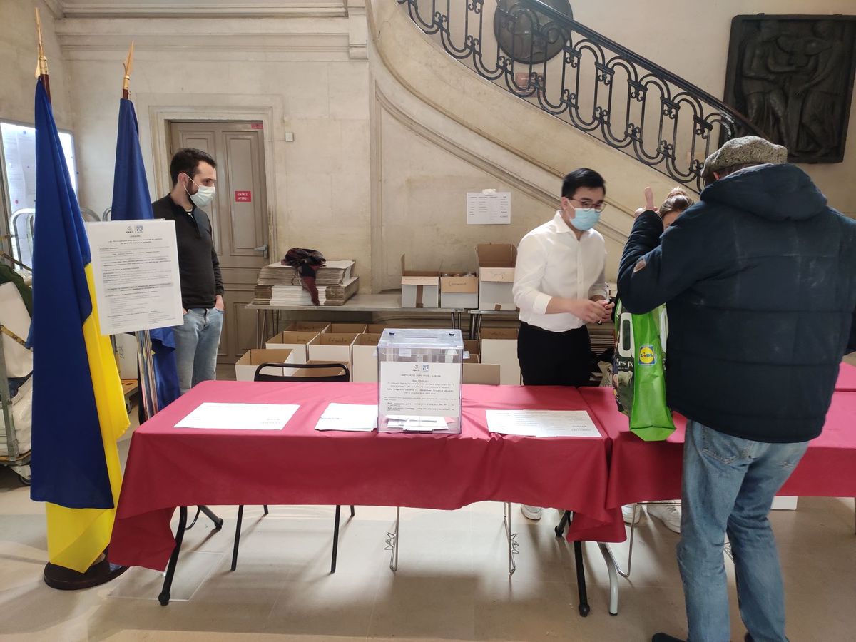 Collecte de dons pour l'Ukraine à la mairie du 15e arrondissement de Paris le 1er mars - Reflets - Jacques Duplessy