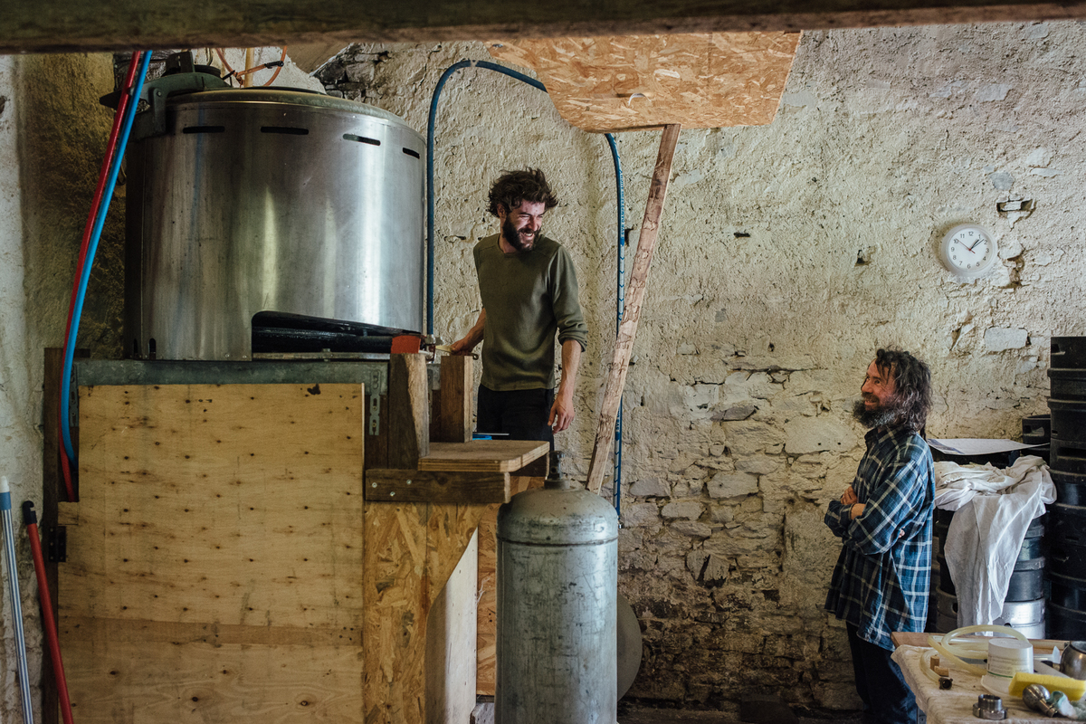 Aux Fosses Noires, Lucas brasse sa propre bière depuis plusieurs années. Il commence à cultiver son houblon. Une brasserie d'envergure est en construction à quelques mètres. Si pour le moment sa production est réservée aux commandes directes des riverains, il compte à terme proposer ses bières dans les commerces alentours. - © Cyril Marcilhacy