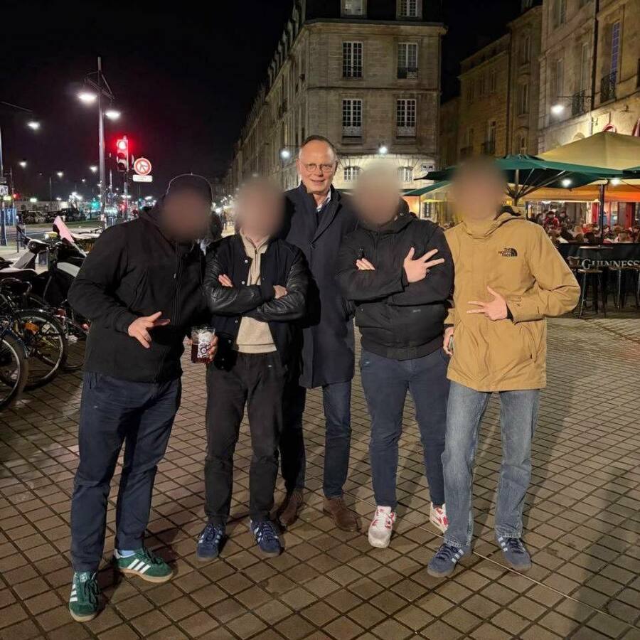 Dans une photo prise début 2025 à Bordeaux, quelques militants d’extrême droite posent avec Édouard Philippe. - 2025 - © Reflets