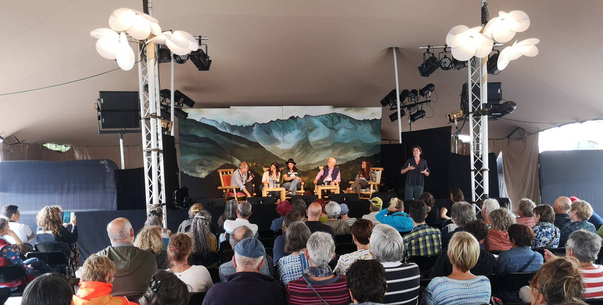 Les conférences se tiennent sous le chapiteau de la place du festival. Ici la conférence « Activistes suisses du climat, un combat sans frontières ».