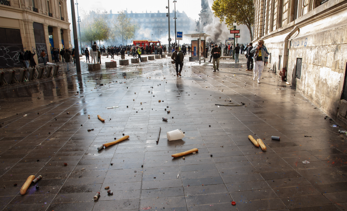 Même au plus fort des affrontements, les Français savent comment manifester : avec des baguettes ! - © Reflets