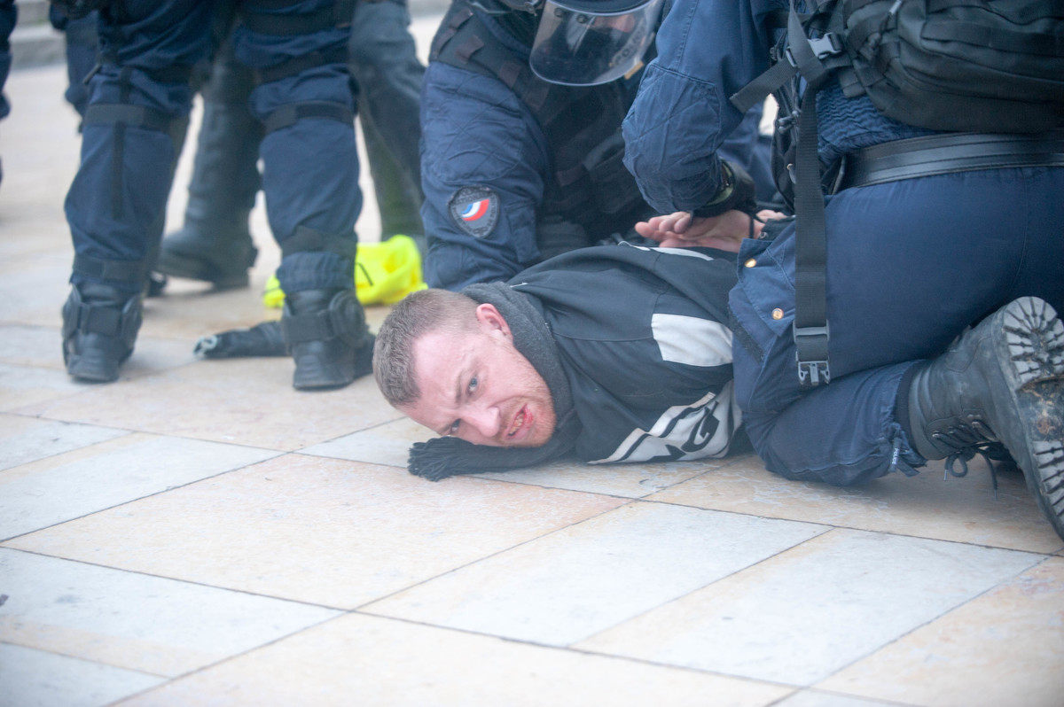 Au Trocadéro, une arrestation musclée. - © Reflets