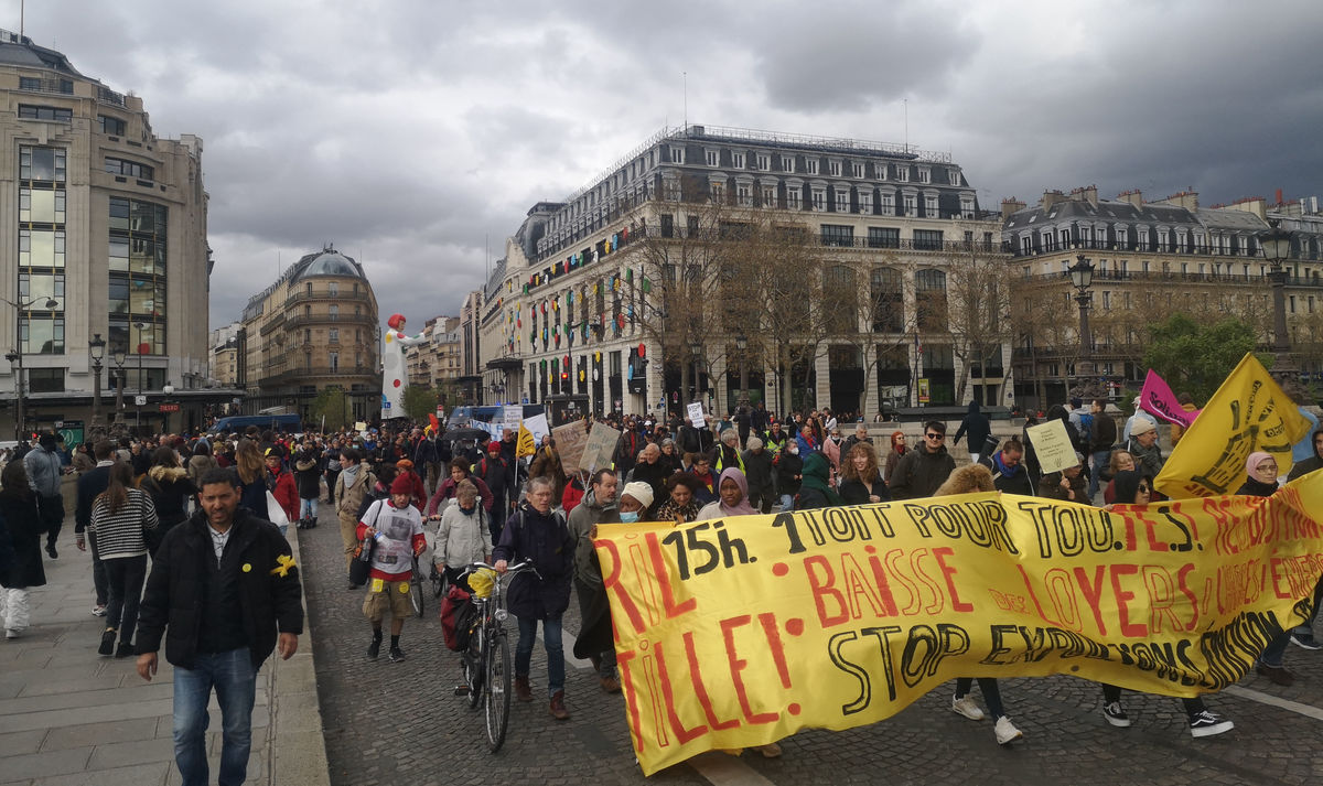 En ce premier samedi d'avril, la marche attire l'attention de nombreux Parisiens qui flânent.   - Reflets