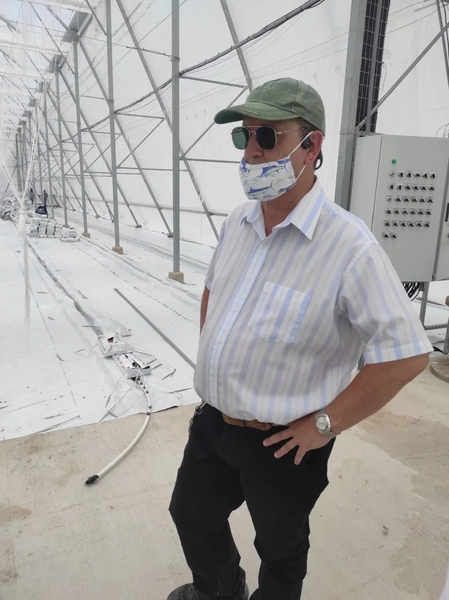 Le boss d'Orquidea Victor Wilson dans une des serres de sa zone franche au Honduras - Credit : Criterio.hn - (DR)