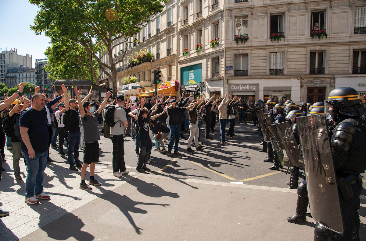 Les antifascistes empêchés de suivre le parcours du C9M par la police qui bloque aussi le passage des journalistes. "Vous n'aviez qu'à passer avant, avec les autres, vous n'aviez qu'à être meilleur" lance mystérieusement le gradé qui bloque le passage de notre journaliste. - © Reflets