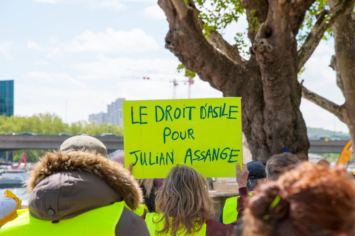 Plusieurs manifestants soutiennent Julian Assange. - © Reflets