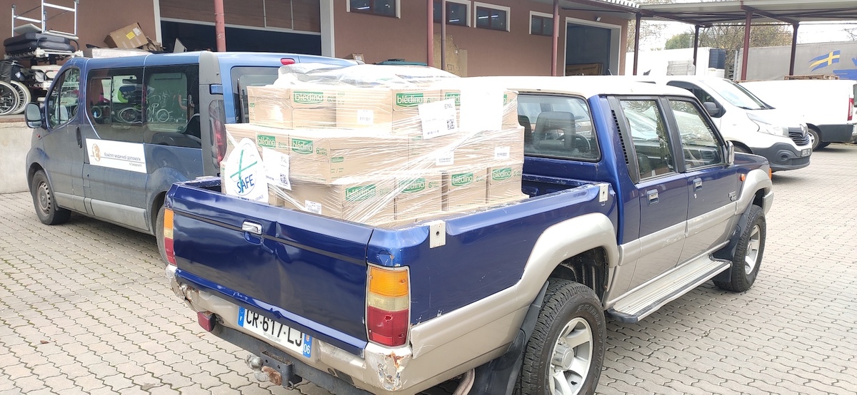 Un 4x4 et du matériel médical offerts par Safe au Comité d'aide médicale en Ukraine - © Reflets