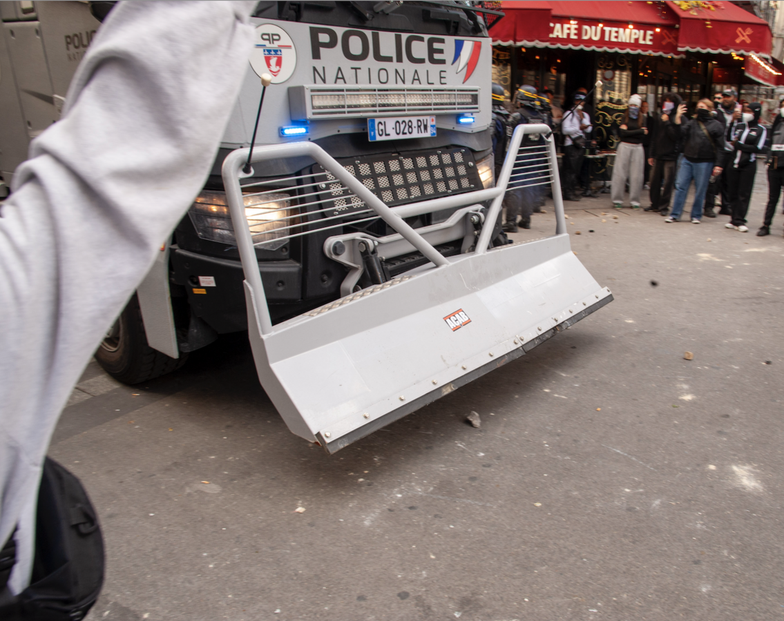 Les FDO font entrer le canon à eau, paré d'un autocollant ACAB - © Reflets