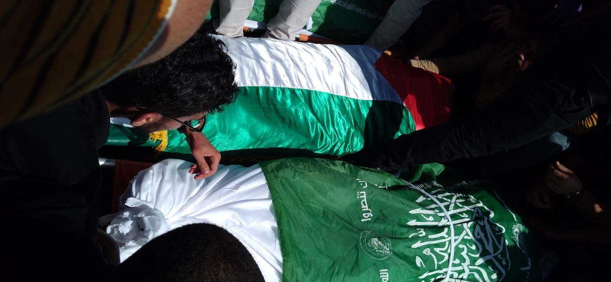 Certains corps sont recouverts du drapeau du Hamas - © Islam Idhair