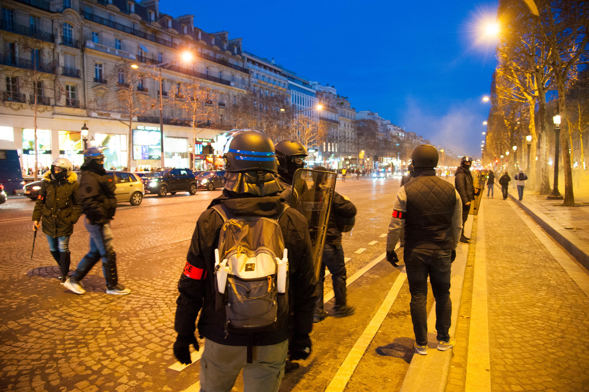 Fin de journée sur les Champs, la police fait tout ce qu'elle peut pour éviter la reconstitution d'une manifestation. - © Reflets