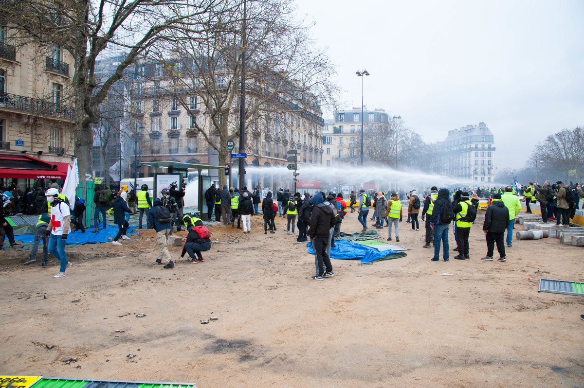 Les manifestants à  peine arrivés sur la place de la Bastille, le canon à eau entre en jeu - © Reflets