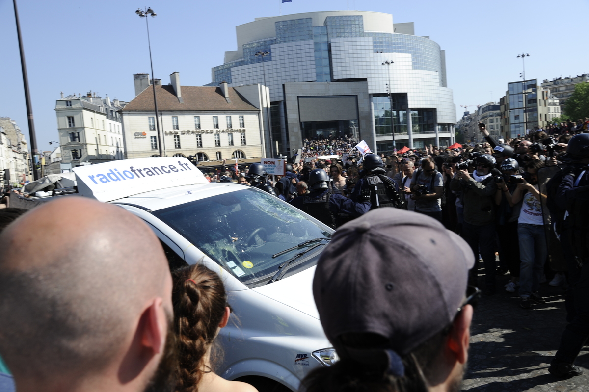 La voiture de France-Info a perdu son pare-brise - Reflets.info - CC BY-NC-SA 2.0
