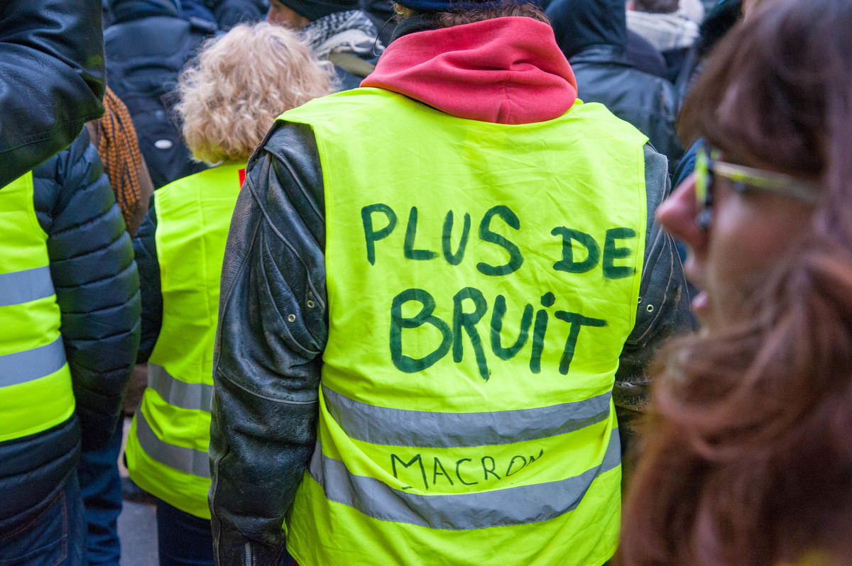 Pour un mouvement qui s'essouffle... Les gilets jaunes sont toujours très visibles dans les rues de Paris le samedi. - © Reflets