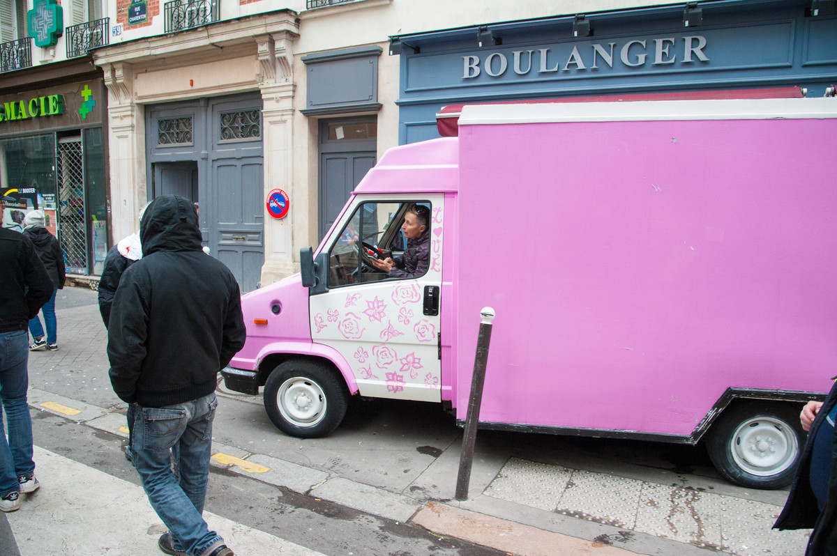 Le célèbre camion rose qui accompagne chaque manifestation des gilets jaunes et propose à manger - © Reflets