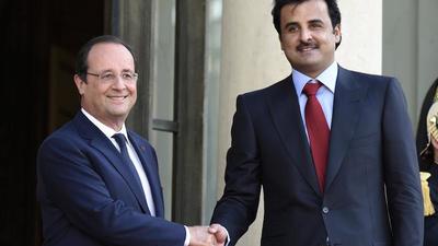 François Hollande et l'émir du Qatar, le Cheikh Tamim ben Hamad Al-Thani, à l'Elysée, le 23 juin 2014. (ERIC FEFERBERG / AFP)