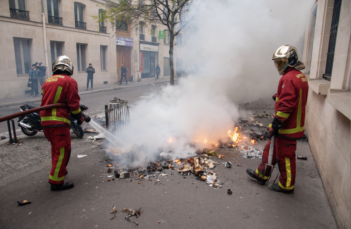 Partout dans Paris, de petits feux de poubelles. Les policiers arrivent systématiquement trop tard. - © Reflets