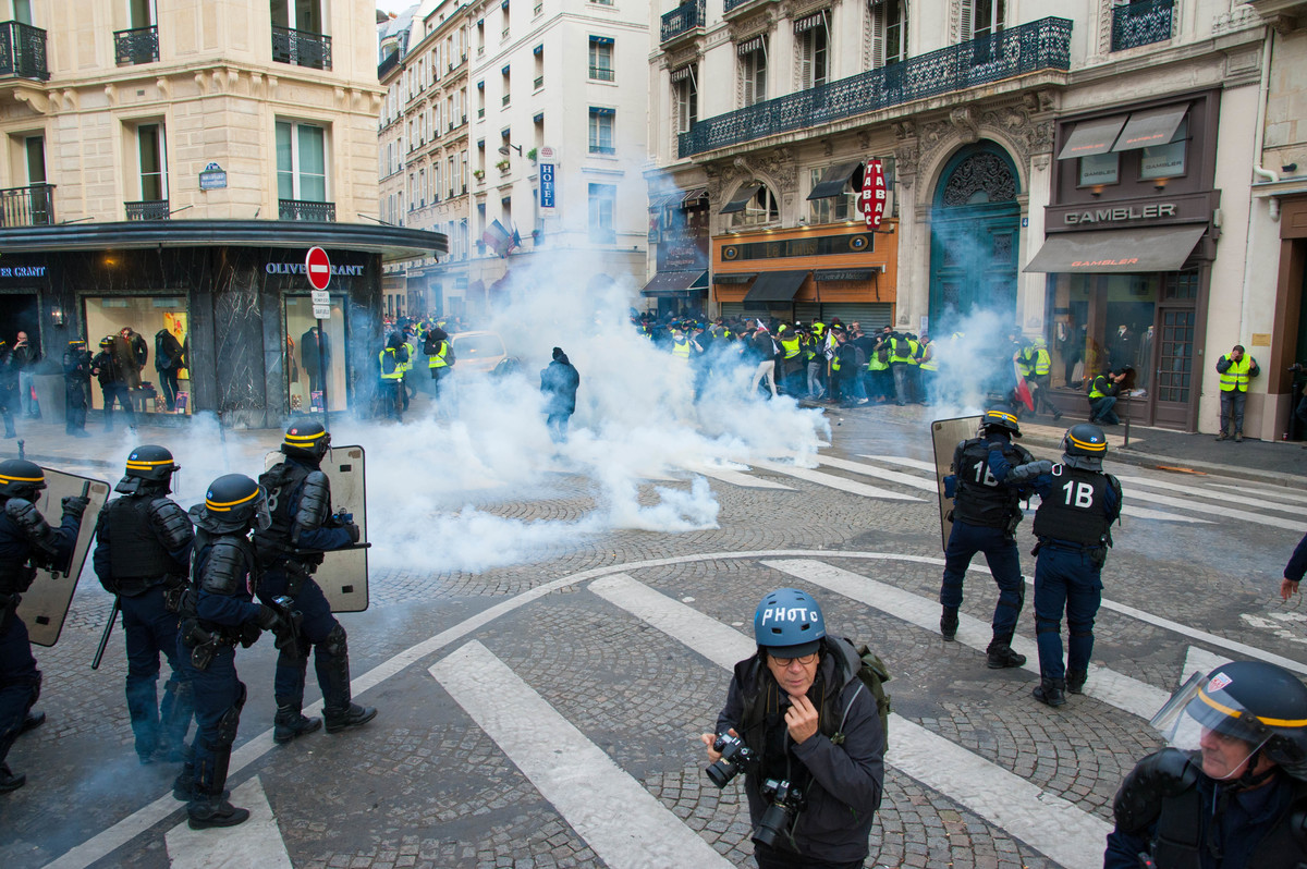 En quelques instants, après plusieurs explosions violentes, la manifestation reflue dans un nuage de gaz. - © Reflets