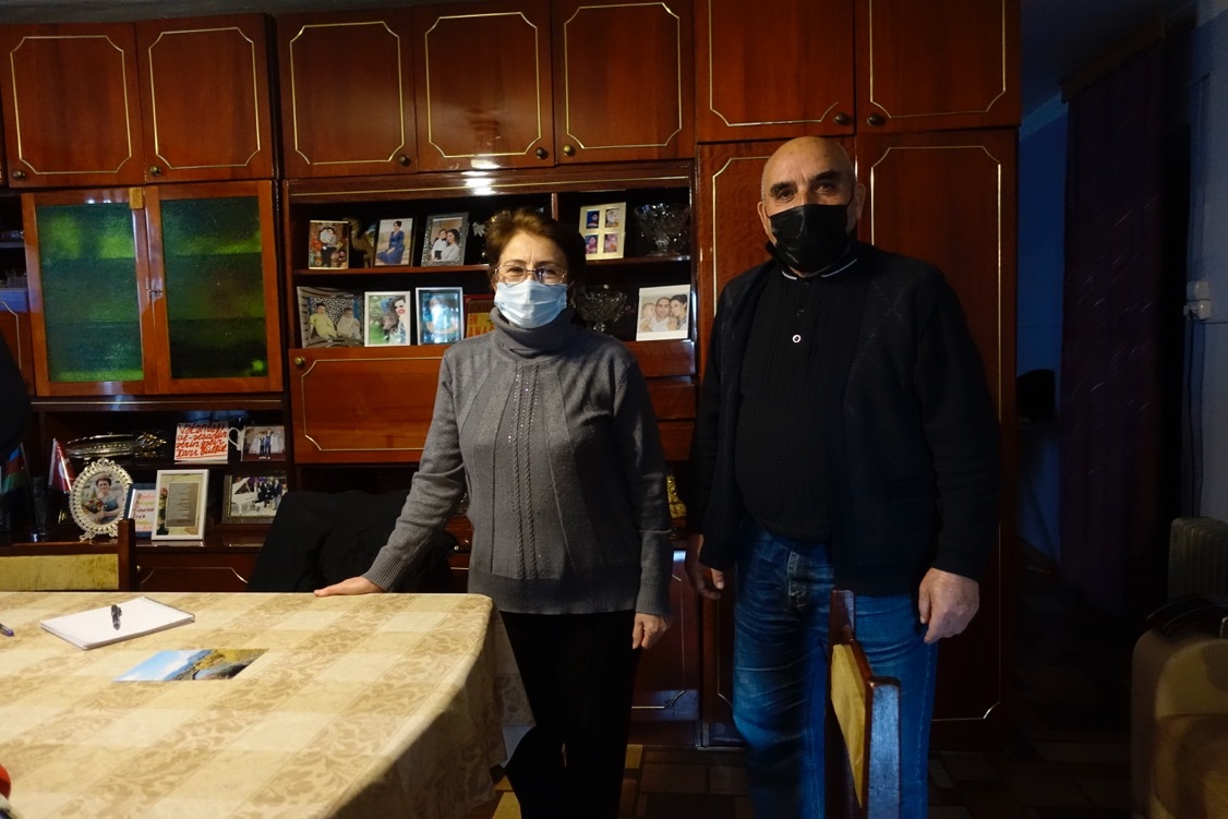  Hafiza Bayramova et son époux dans leur « appartement » de l’ex cité U de Bakou - © Reflets