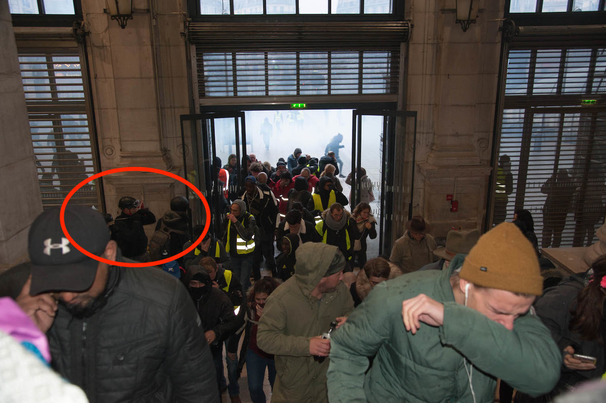 Arrestations à l'entrée de la gare Saint-Lazare - Reflets