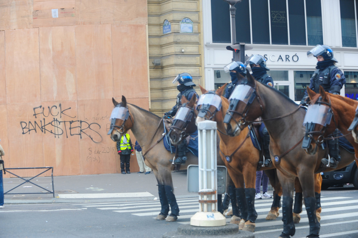 Place de l'Opéra, alors que les manifestants sont nassés, la police montée fait son apparition. Ça fait de belles images coco. Hue ! - © Reflets