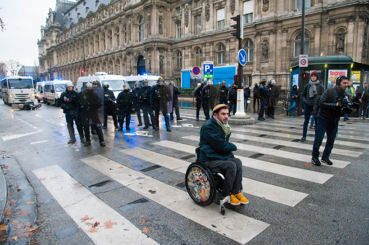 Un manifestant improvise un rap devant la police. La musique adoucit les moeurs ? - © Reflets