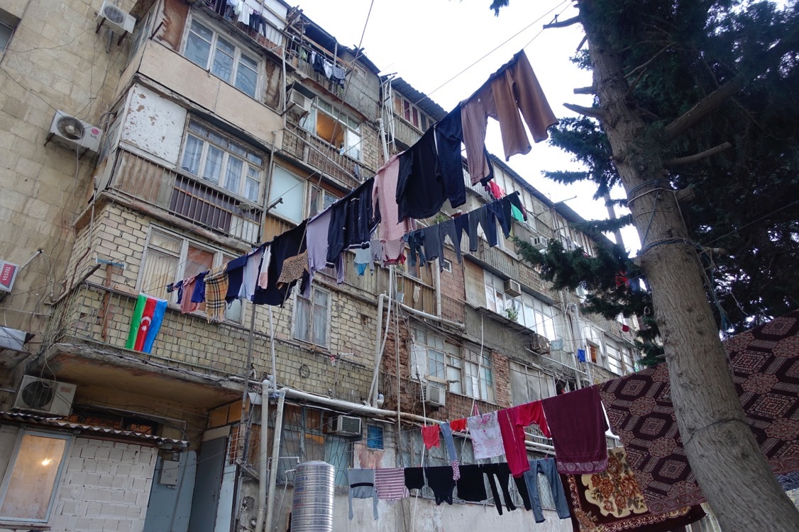 Une ex-cité U de Baku ou des déplacés du Haut Karabakh logent depuis 28 ans  - © Reflets