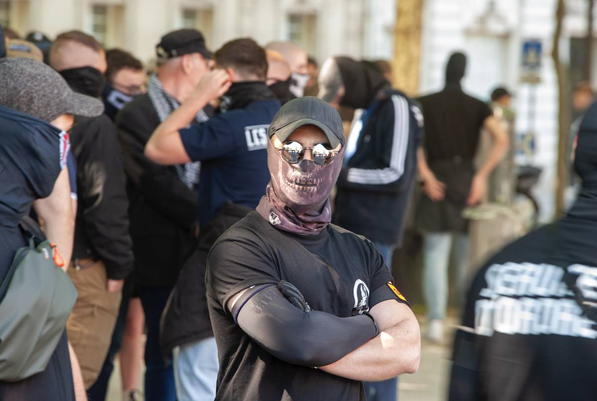 Encore et toujours les symboles. Ce manifestant cache son visage avec une tête de mort et un tatouage probablement compromettant. - © Reflets