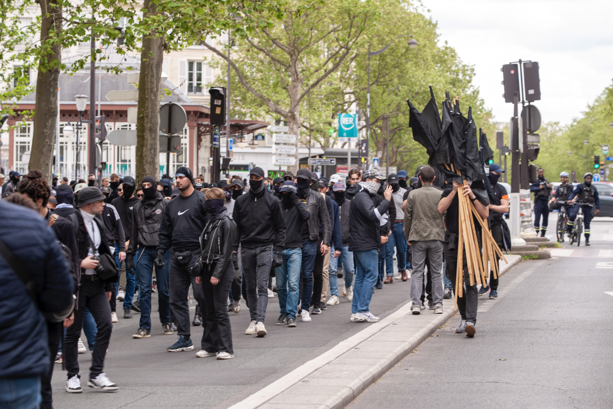 Au fond à droite, les policiers à vélo dépêchés par la préfecture pour encadrer quelques centaines de néofascistes. - © Reflets