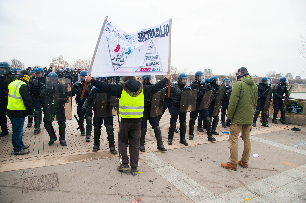 Bloqués devant le musée d'Orsay, les manifestants s'opposent aux forces de l'ordre qui les ont nassés. - © Reflets